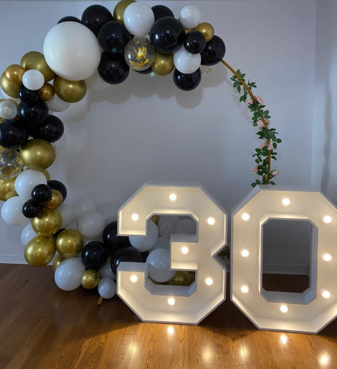  '30' Light-Up Marquee Numbers with Balloon and Floral Garland